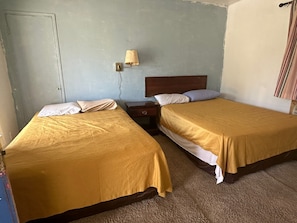 Quarto, 2 camas Queen | Escrivaninha, Wi-Fi de cortesia