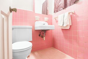 Rum - 2 queensize-sängar | Badrum | Dusch, gratis toalettartiklar och handdukar