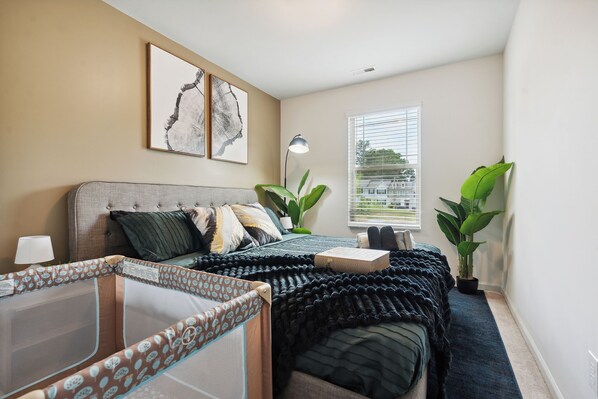 Townhome | Free WiFi - King 3BR Townhouse Mins to Cary NC State (Raleigh)