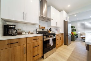 雪櫃、微波爐、焗爐、爐具