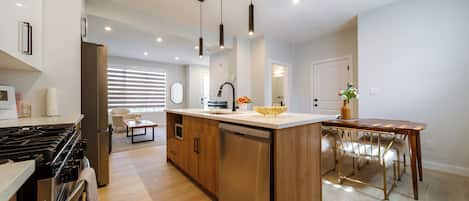 Jääkaappi, mikroaaltouuni, uuni, liesi