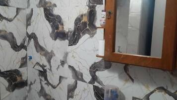 Toalhas de banho, papel higiênico