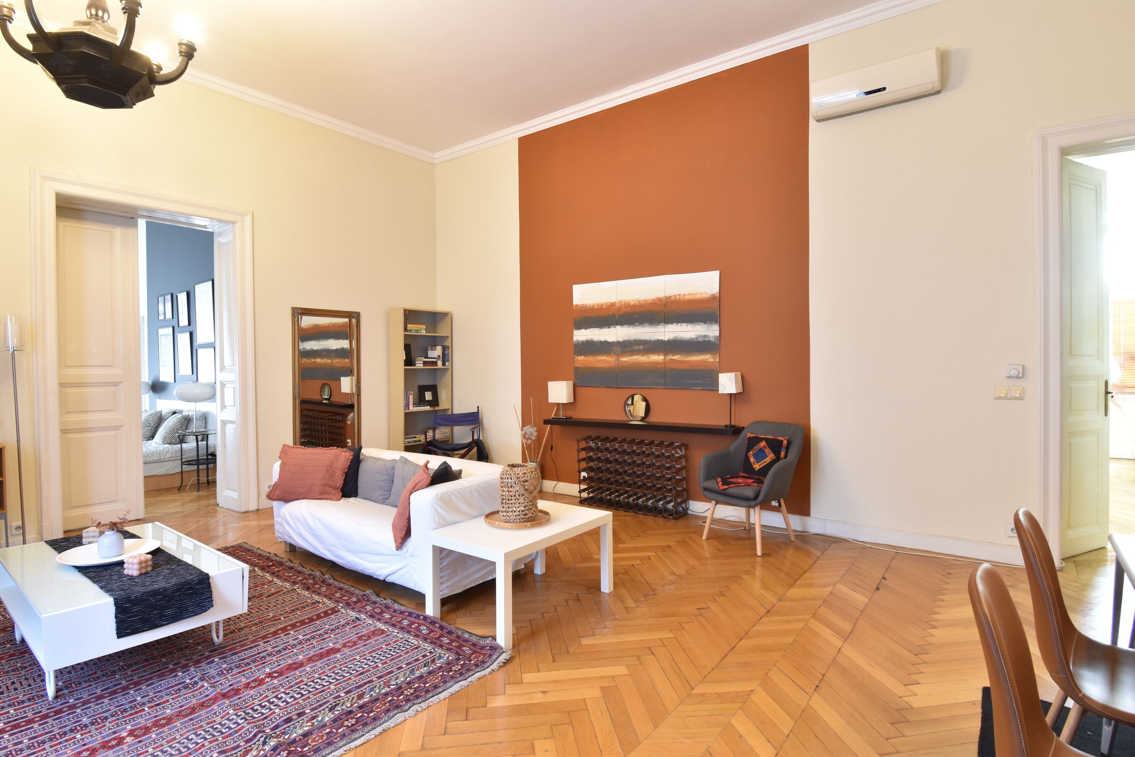 Uma sala de estar moderna com sofá, mesa de centro e lareira.