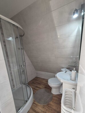 Douche, sĂšche-cheveux, serviettes fournies, savon
