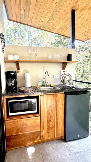 Fridge, microwave, coffee/tea maker, electric kettle - New Listing Hawk Casita AC/Pool/Paved Road (Uvita)