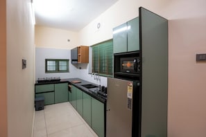 Classic Apartment, 1 Bedroom, Kitchen, Garden View | Private kitchen