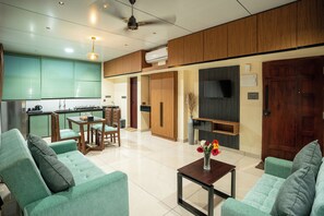 Suite estudio junior, vistas a la ciudad | Zona de estar