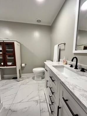 Secadora de cabello, toallas, papel de baño 