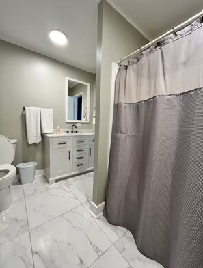 Haartrockner, Handtücher, Toilettenpapier