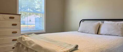 3 slaapkamers, een strijkplank/strijkijzer, gratis wifi, beddengoed