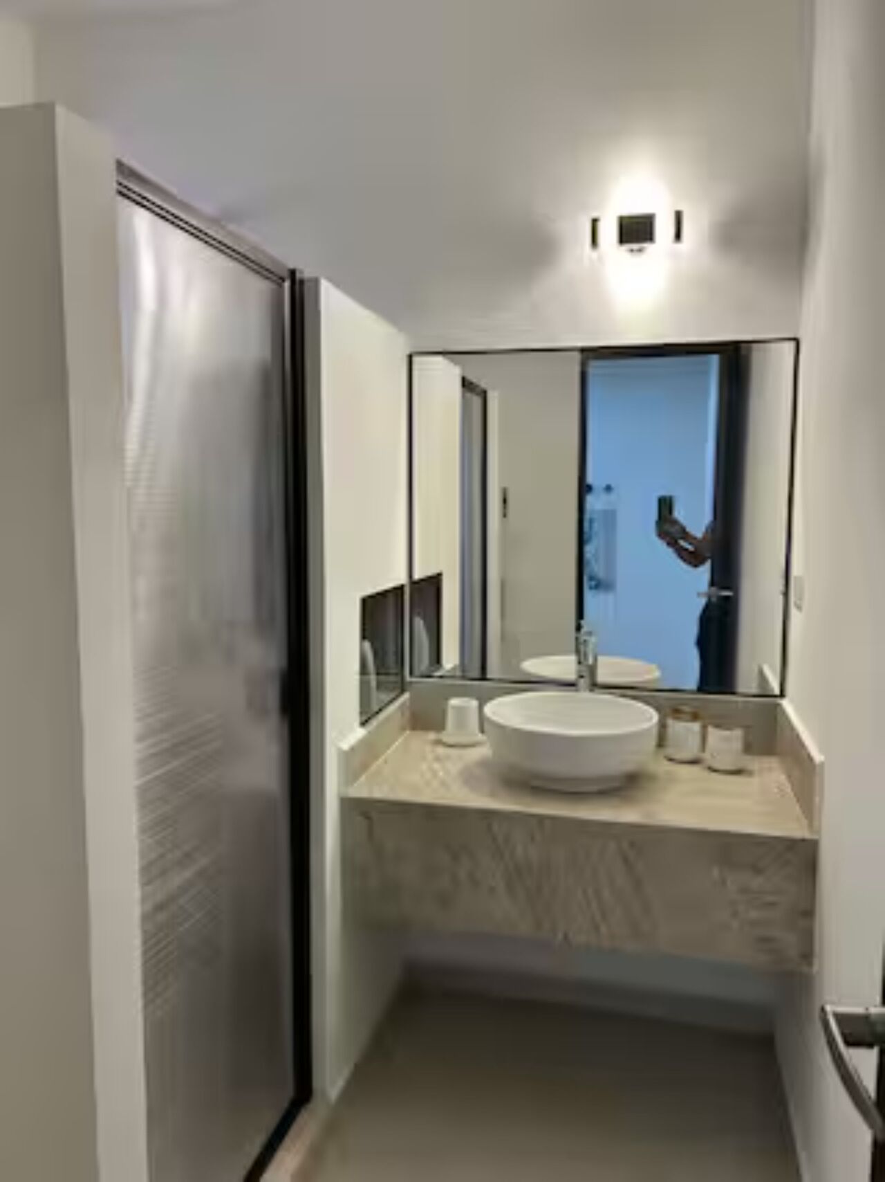 Een douche, handdoeken, toiletpapier