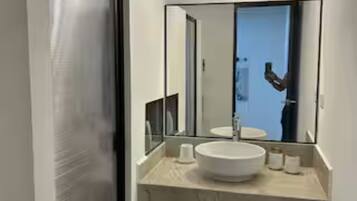 Een douche, handdoeken, toiletpapier