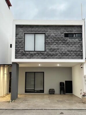 Exterior - CEIBA WOMAN'S HOUSE - 3 BEDROOMS, INDOOR POOL, WE INVOICE (Villahermosa)