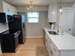 Microondas, horno, placa de cocina y lavavajillas