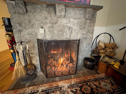 5 Bedroom Pocono Cabin Near Skytop Lodge with Fenced Yard 