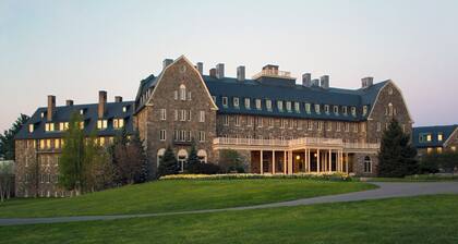 Spacious, relaxing 5BR/3BA Pocono home in Skytop, PA with fenced-in backyard