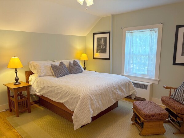 5 bedrooms, iron/ironing board, WiFi, bed sheets