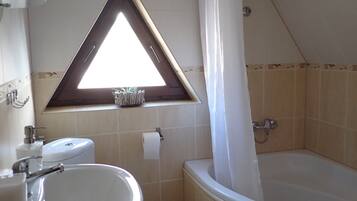 Sèche-cheveux, serviettes fournies, savon, papier toilette