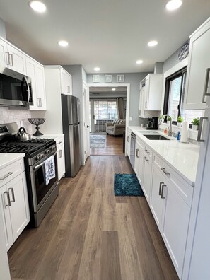 Kjøleskap, mikrobølgeovn, ovn og kokeplater