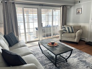 Smart TV - Winter Oasis! Updated Waterfront. Dog friendly. Private cove (Lake Hopatcong)