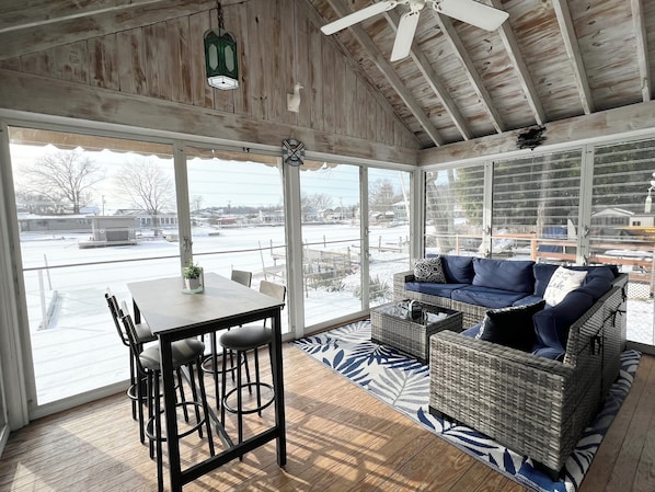 Smart TV - Winter Oasis! Updated Waterfront. Dog friendly. Private cove (Lake Hopatcong)