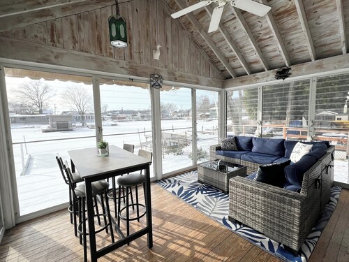 Updated Waterfront. Dog friendly. Private cove