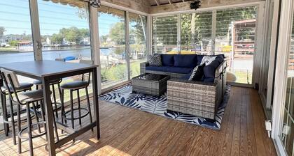 Updated Waterfront. Pet friendly. Private cove. Close to restaurants and parks.