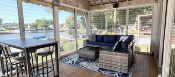 Updated Waterfront. Pet friendly. Private cove. Close to restaurants and parks.