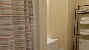 Douche, serviettes fournies, savon, shampoing