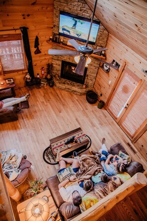 Smart TV, fireplace, table football, books - Pet Friendly • Hot Tub, Game Room •  3min to DT (Blue Ridge)