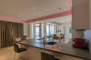 Private kitchen - Suncity Hotel Apartment Enjoyable 1-bedroom apt (Accra)