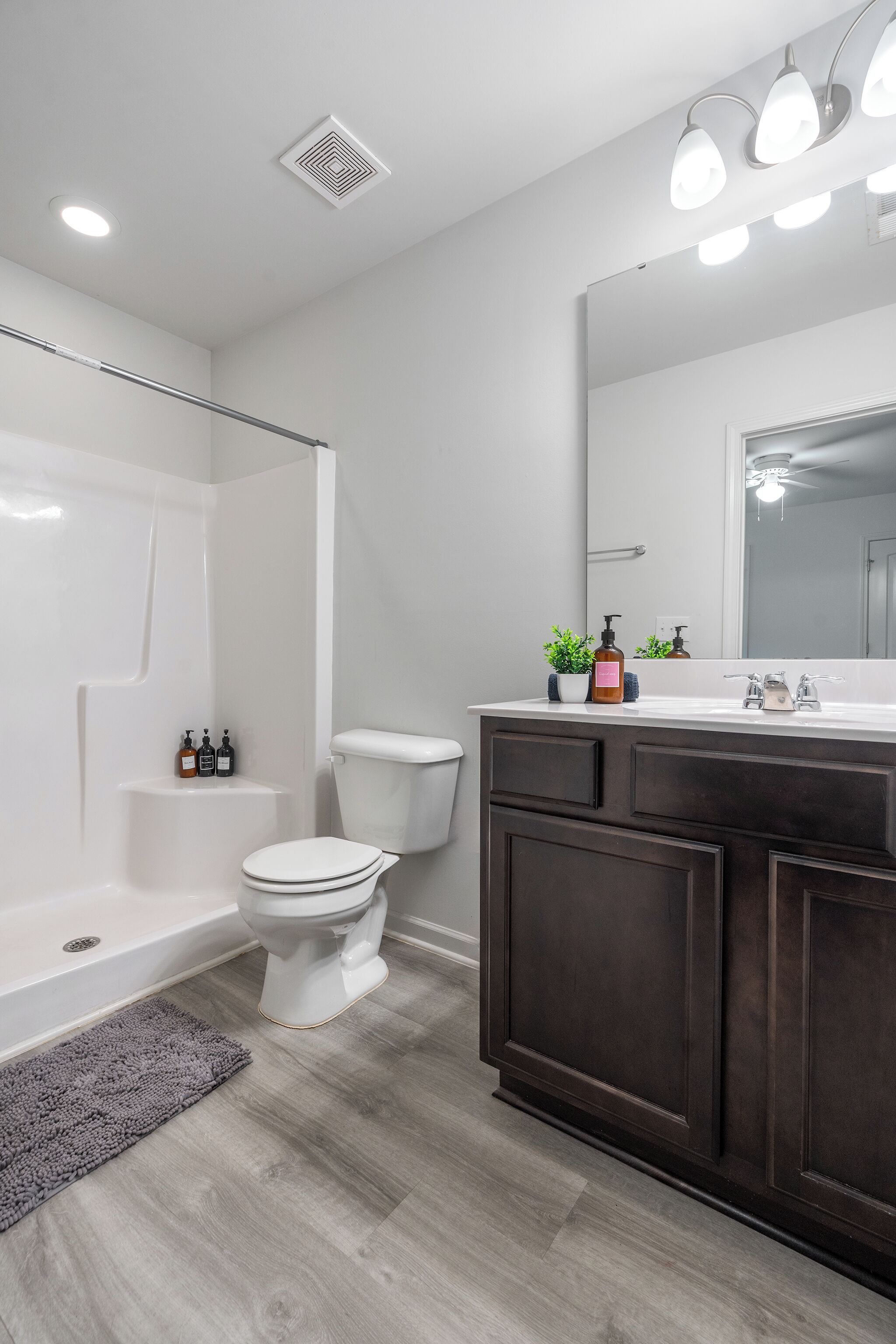 Combined shower/bathtub, free toiletries, towels, soap