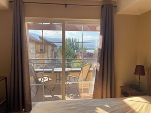 1 bedroom, bed sheets