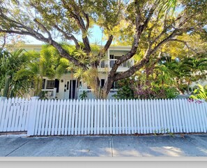 Exterior - Southernmost Seclusion, central to Old Town hot spots. Pool, balconies, parking (Key West)