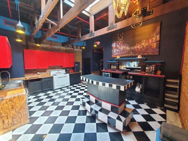 冷蔵庫、電子レンジ、オーブン、コンロ