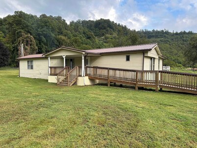 Ritter Lumber Yard. 4BR mobile home in Cornettsville, KY