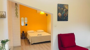 1 slaapkamer, een strijkplank/strijkijzer, wifi, beddengoed