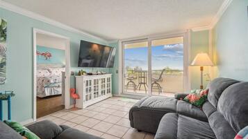 Televisión, futbolito, tenis de mesa y libros