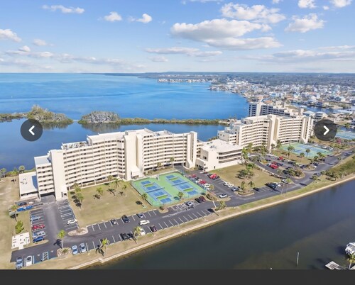 Cozy 2-bedroom condo with heated pool, fitness room, game room, Gulf Front