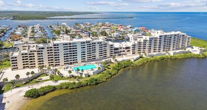 Cozy 2-bedroom condo with heated pool, fitness room, game room, Gulf Front