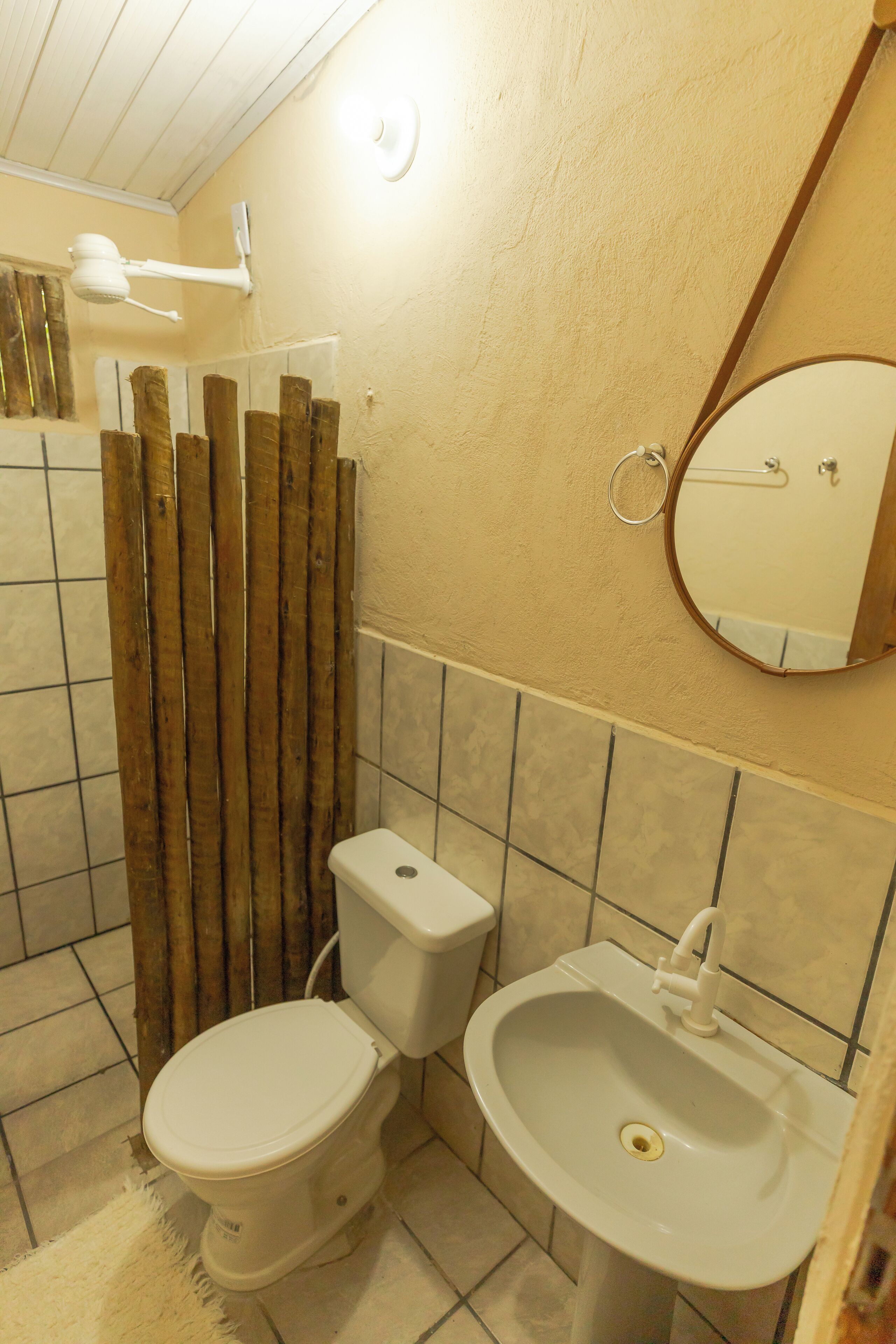 Standard Triple Room | Bathroom | Shower, free toiletries, towels, soap