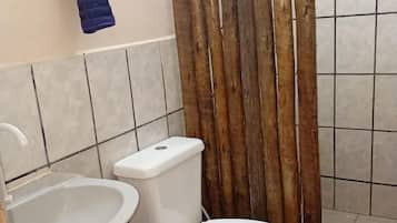 Cabaña exclusiva, lanai | Baño | Regadera, toallas, jabón, shampoo
