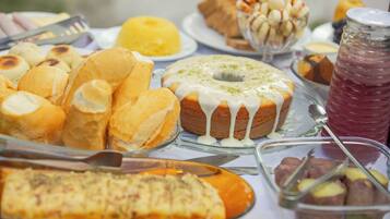 Café da manhã com buffet grátis todos os dias