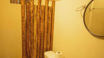 Suíte standard, varanda coberta | Banheiro | Chuveiro, produtos de toalete grátis, toalhas de banho, sabonete