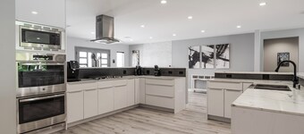 Luxury Summer Getaway in Encino