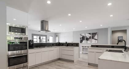 Luxury Summer Getaway in Encino