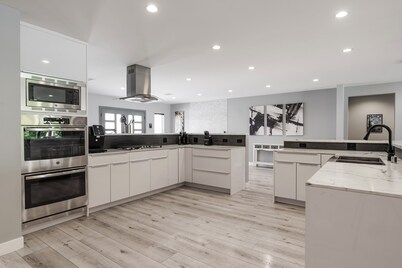 Luxury Summer Getaway in Encino
