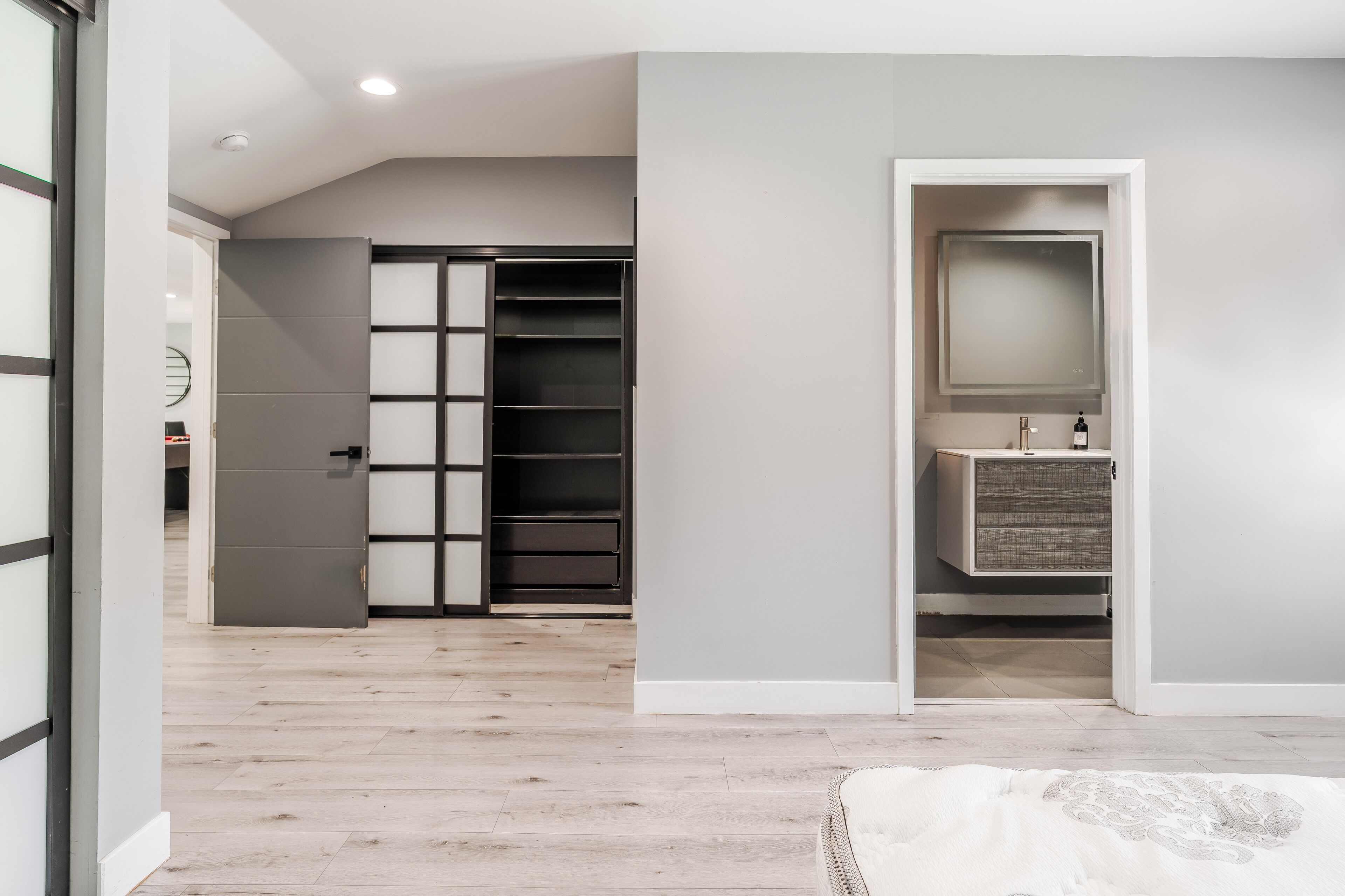 6 slaapkamers, een strijkplank/strijkijzer, wifi, beddengoed