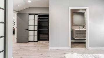 6 bedrooms, iron/ironing board, WiFi, bed sheets