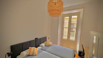 Basic-rum | Skrivbord, arbetsyta för laptop och gratis wi-fi